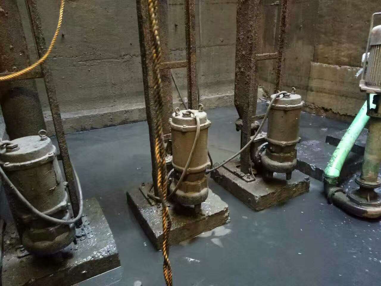 蓝田污水池清理